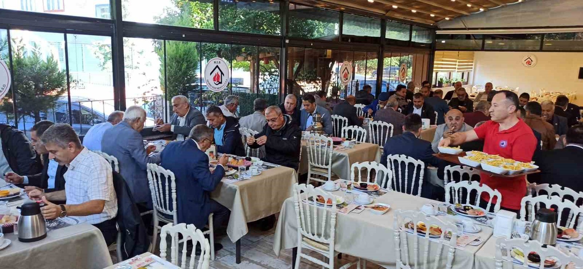 Devrek\'te Muhtarlar Günü çelenk sunumu ve kahvaltı programıyla kutlandı