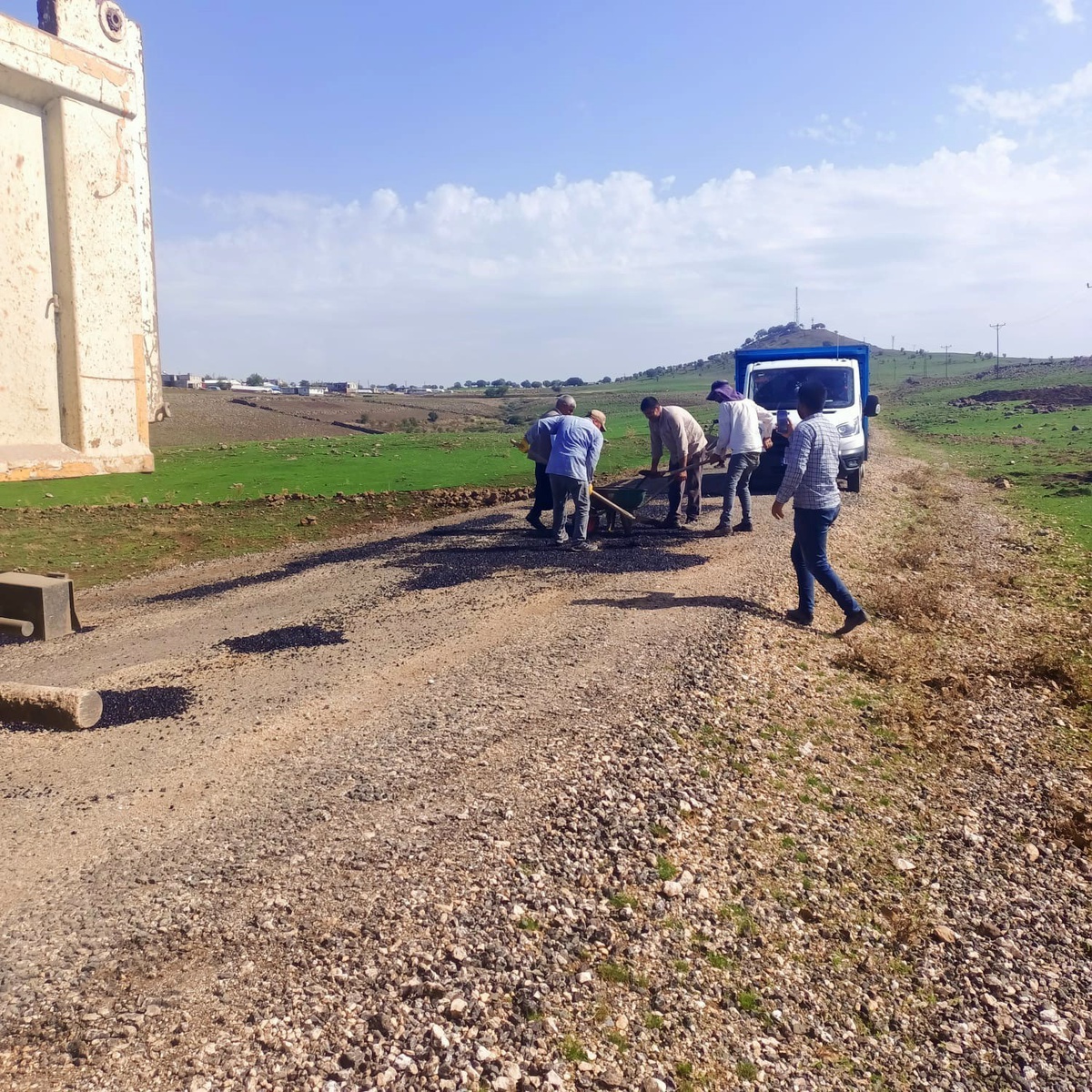 Diyarbakır Çermik\'te mahalle yolu muhtar ve sakinlerin elbirliğiyle onarıldı