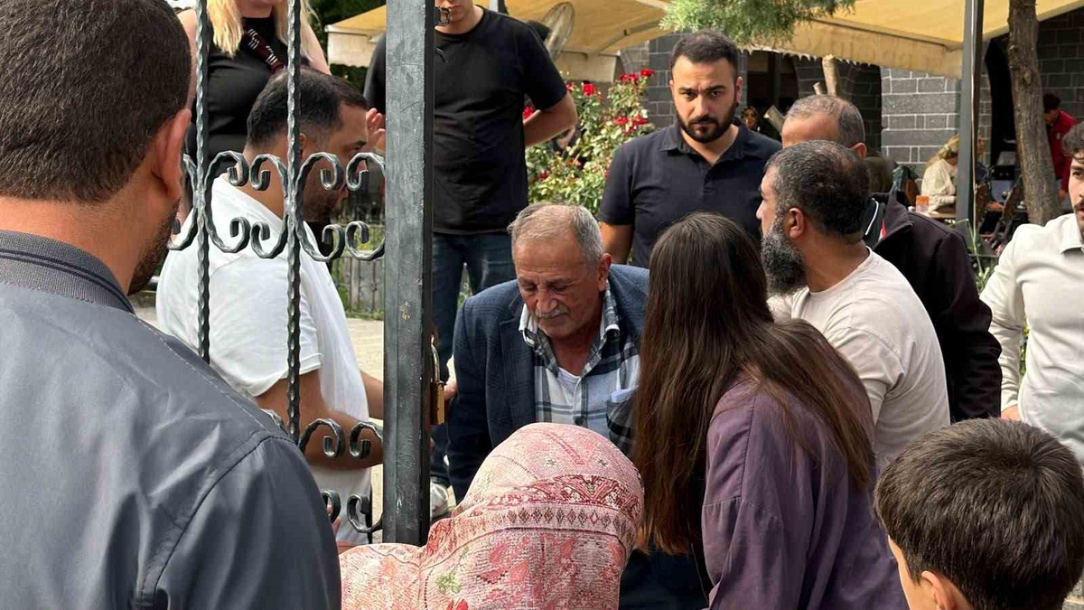 Diyarbakır\'da Surp Giragos\'ta boğazına yemiş kaçan KOAH hastası Heimlich\'le kurtuldu