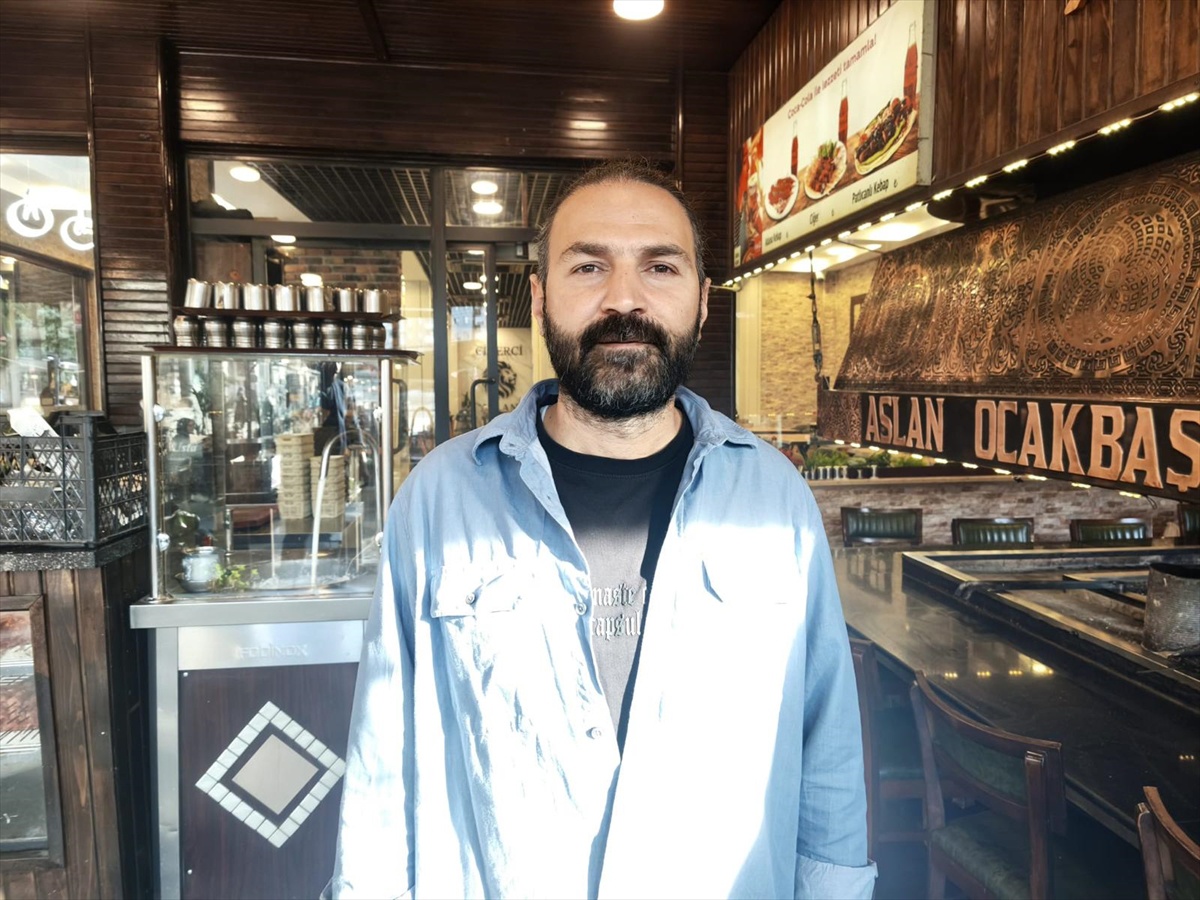 Lokantada nefes borusuna salatalık kaçan müşteri, çalışanın Heimlich manevrasıyla hayata tutundu
