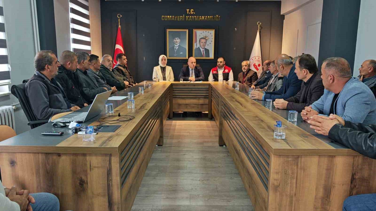 Düzce Cumayeri\'de kahverengi kokarca mücadelesinde muhtarlara 370 litre ilaç verildi