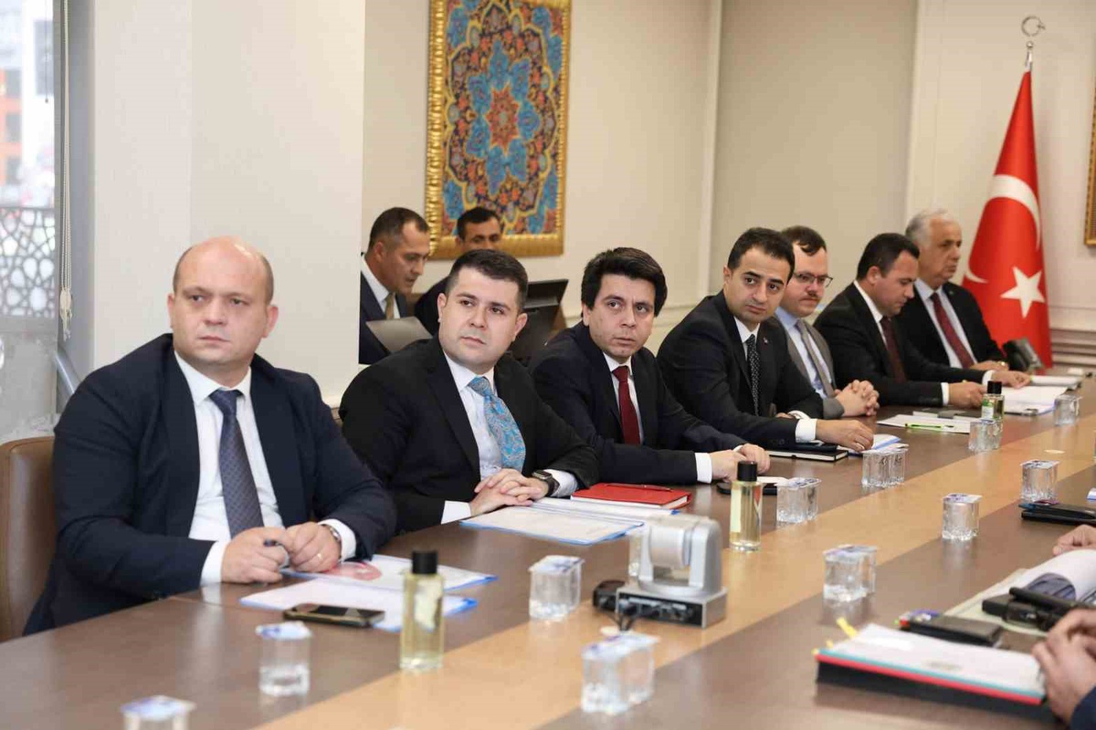 Düzce\'de Vali Mehmet Makas başkanlığında güvenlik ve asayiş toplantısı yapıldı