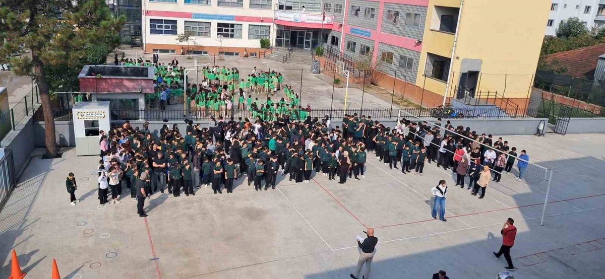 Düzce\'de tüm okullarda saat 11.30\'da eş zamanlı tahliye tatbikatı yapıldı