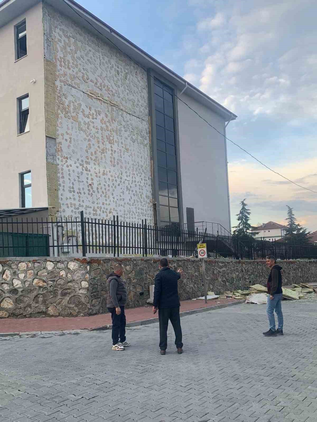 Düzce\'de fırtına Gümüşova İlkokulu ve Ortaokulunun dış cephesini hasara uğrattı