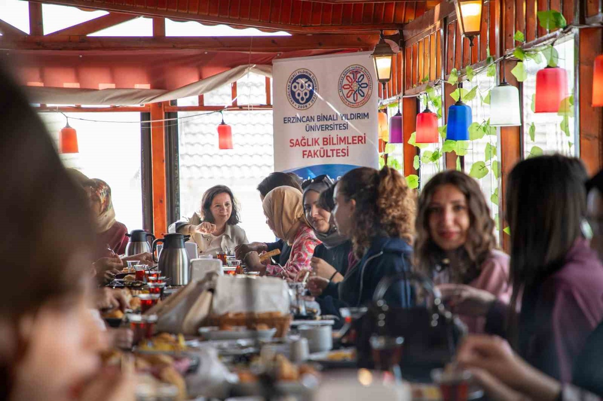 EBYÜ\'de Rektör Kuyrukluyıldız, Sağlık Bilimleri Fakültesi öğrencileriyle buluştu