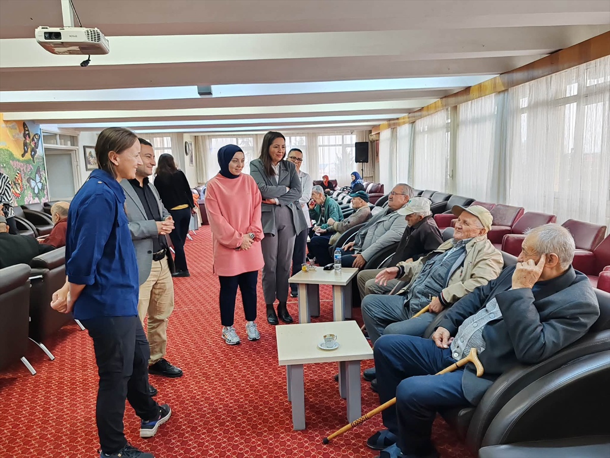 Edirne Huzurevi sakinlerinin ağız ve diş kontrolünü sağlık ekibi yaptı