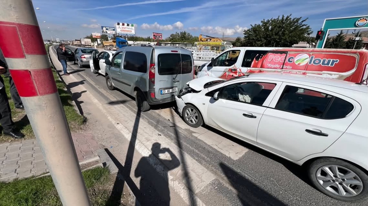 Elazığ-Bingöl karayolunda 4 aracın karıştığı zincirleme kazada yaralanan olmadı