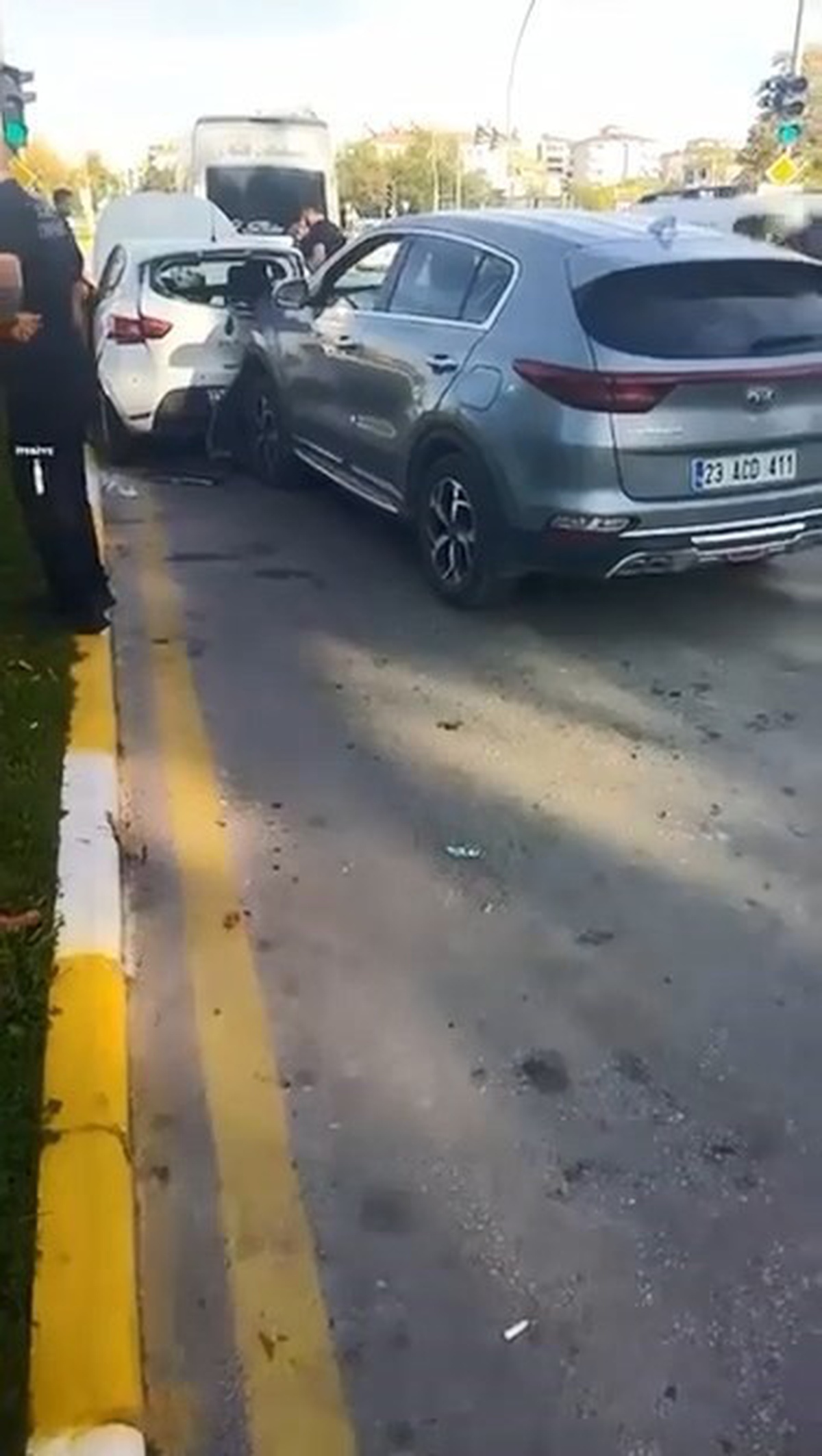 Elazığ\'da cip, otomobil ve minibüsün karıştığı zincirleme kazada 1 kişi yaralandı