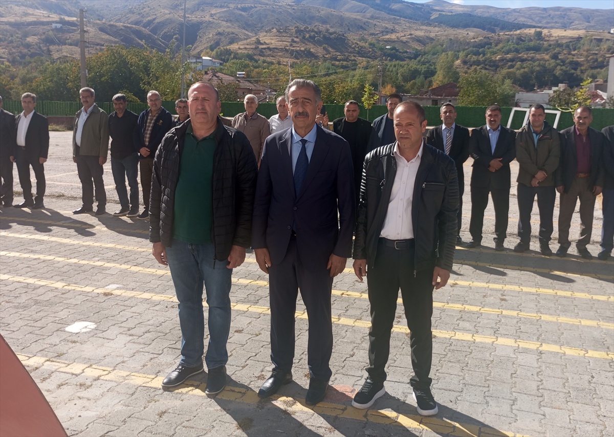 Elazığ Sivrice\'de Muhtarlar Günü töreninde Atatürk Anıtı\'na çelenk sunuldu