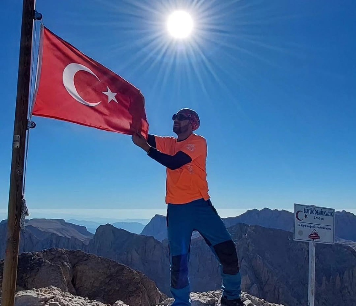 Erciyes\'te yaklaşık 300 metre uçuruma düşen dağcı öldü, Hollandalı turist mahsur kaldı