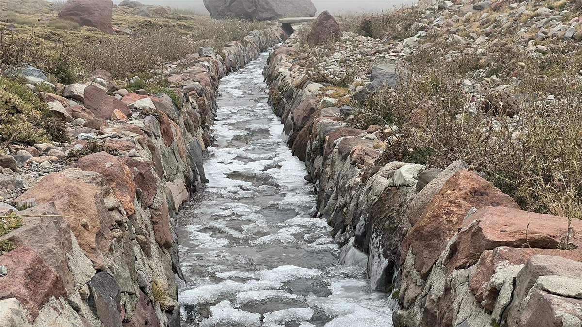 Erciyes Dağı\'ndaki su kanalları Çobanini\'de buz tuttu, akış durma noktasına geldi