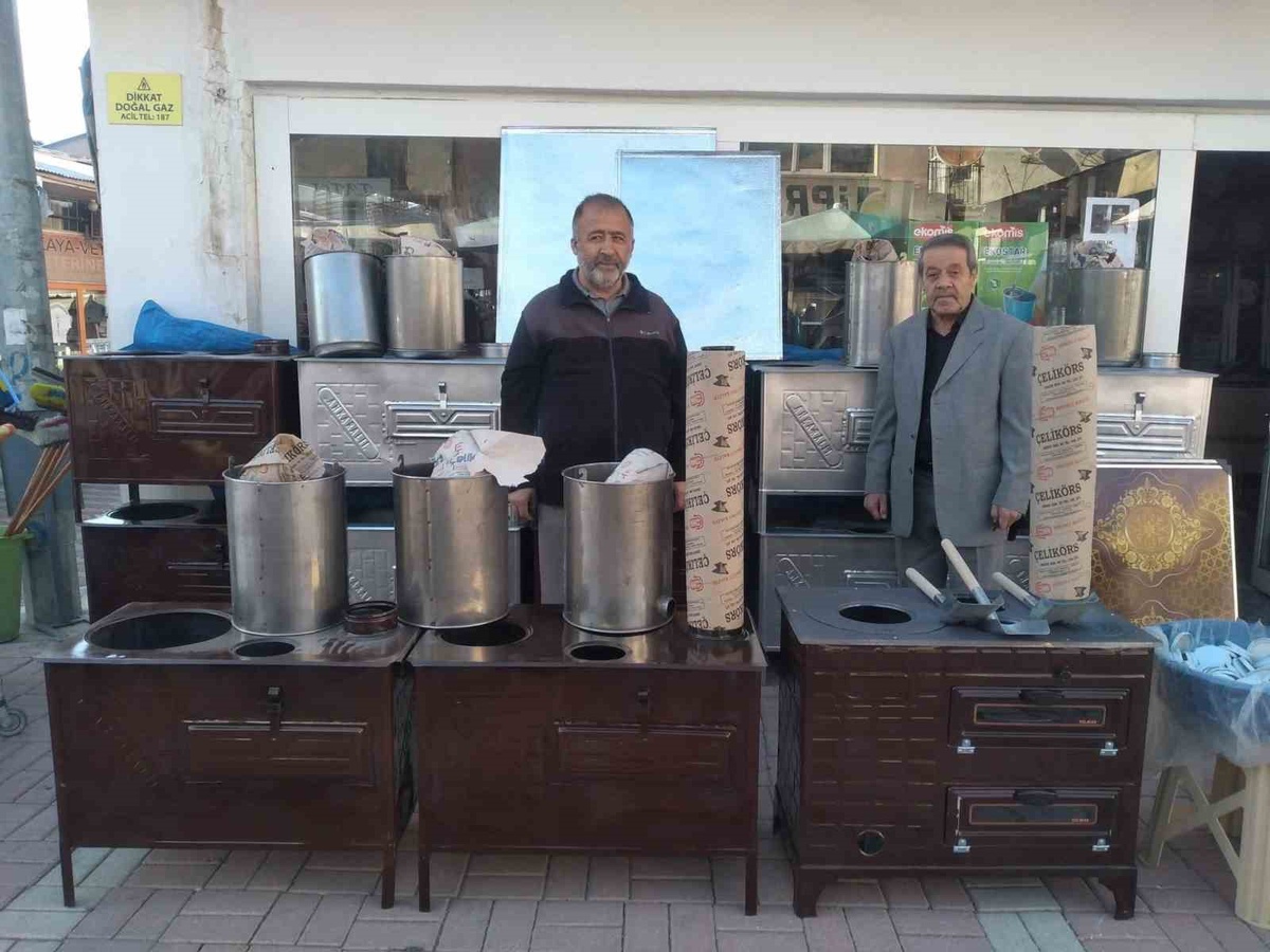 Erzincan Tercan\'da kış yaklaşırken soba fiyatları 2 bin liradan başlıyor