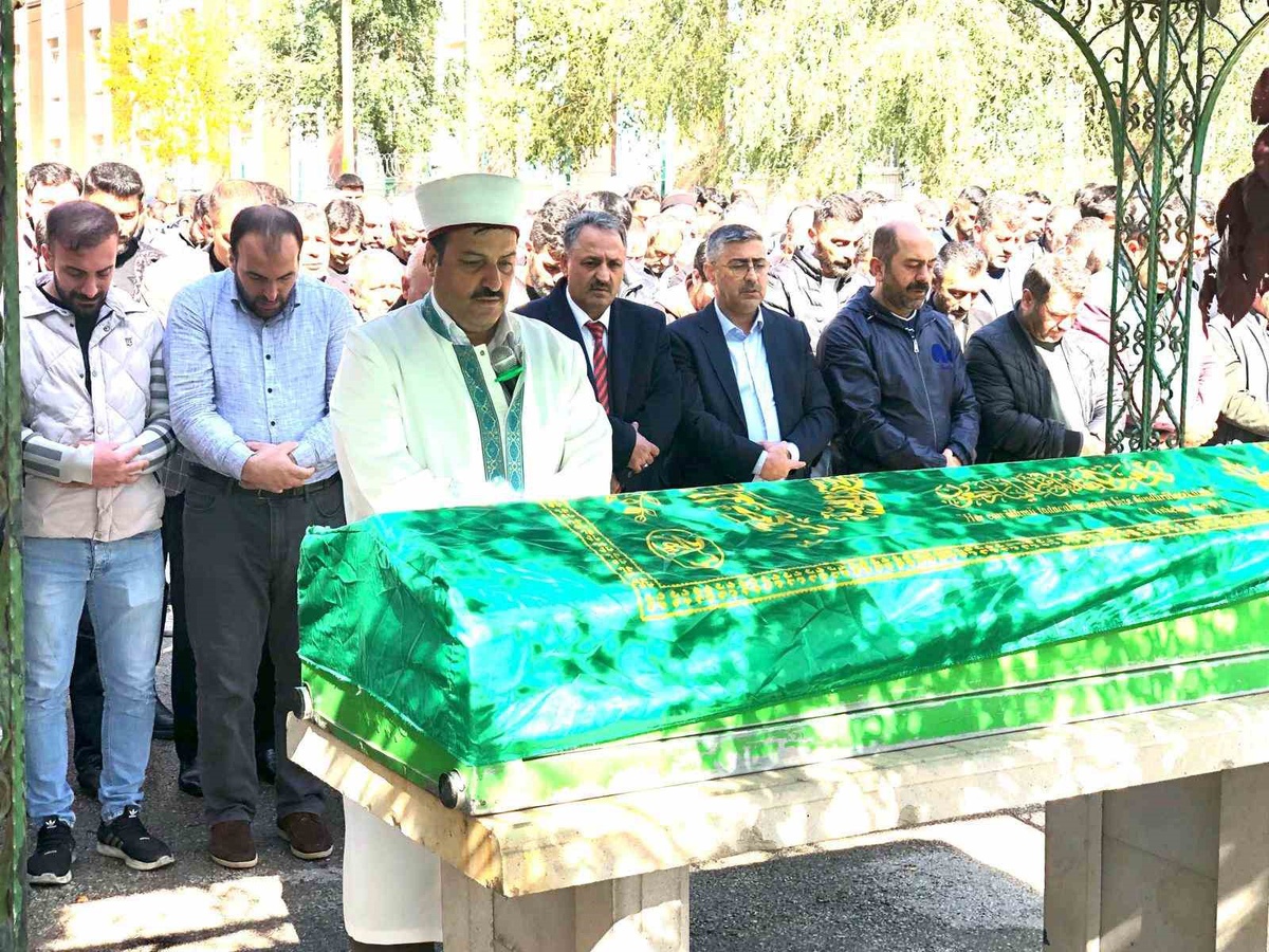 Erzurum\'da 52 yaşındaki esnaf Recai Karadaş\'ı imam kardeşi uğurladı