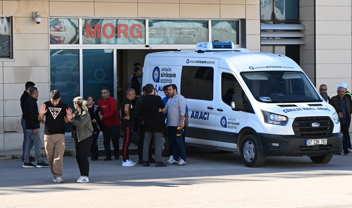 Antalya\'da sahilde kalp krizi geçiren eski amatör futbolcu Çakır hayatını kaybetti