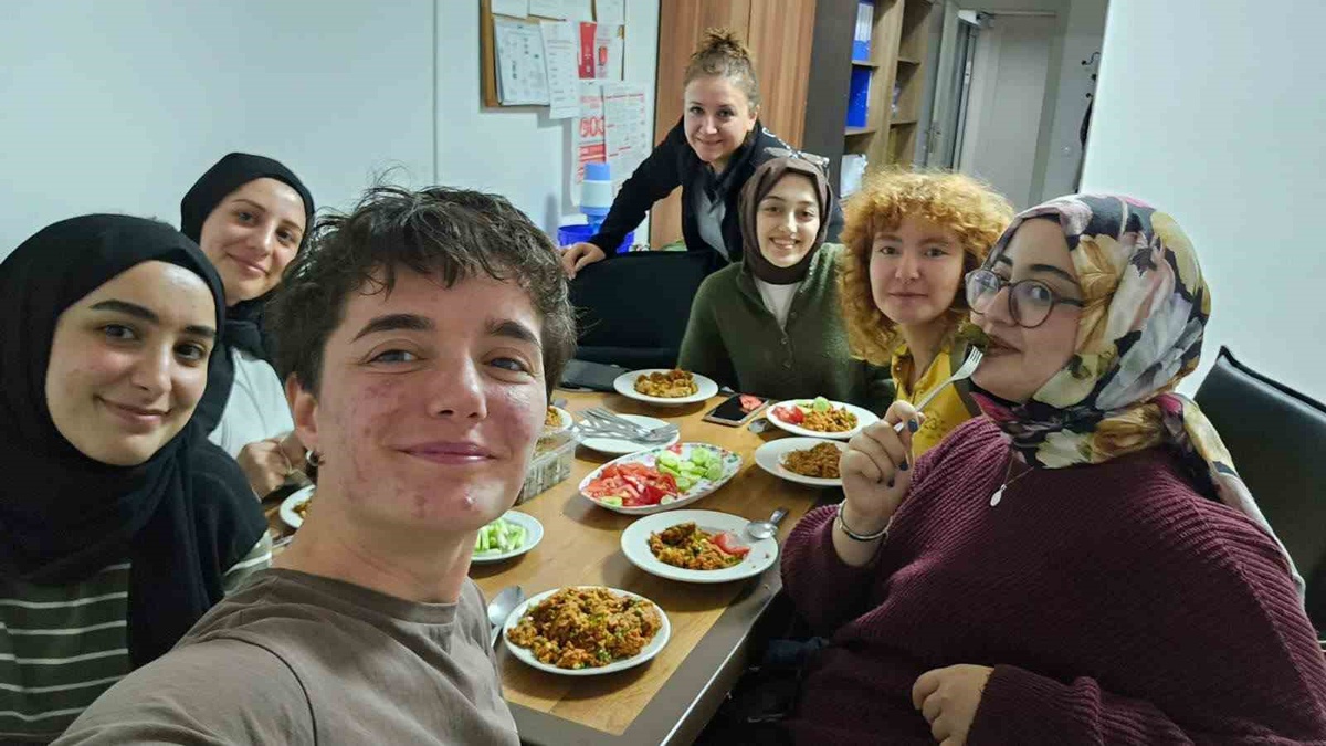Eskişehir Cumhuriyet Yurdu\'nda öğrenciler paketli gıdayı bırakıp kısırda buluştu