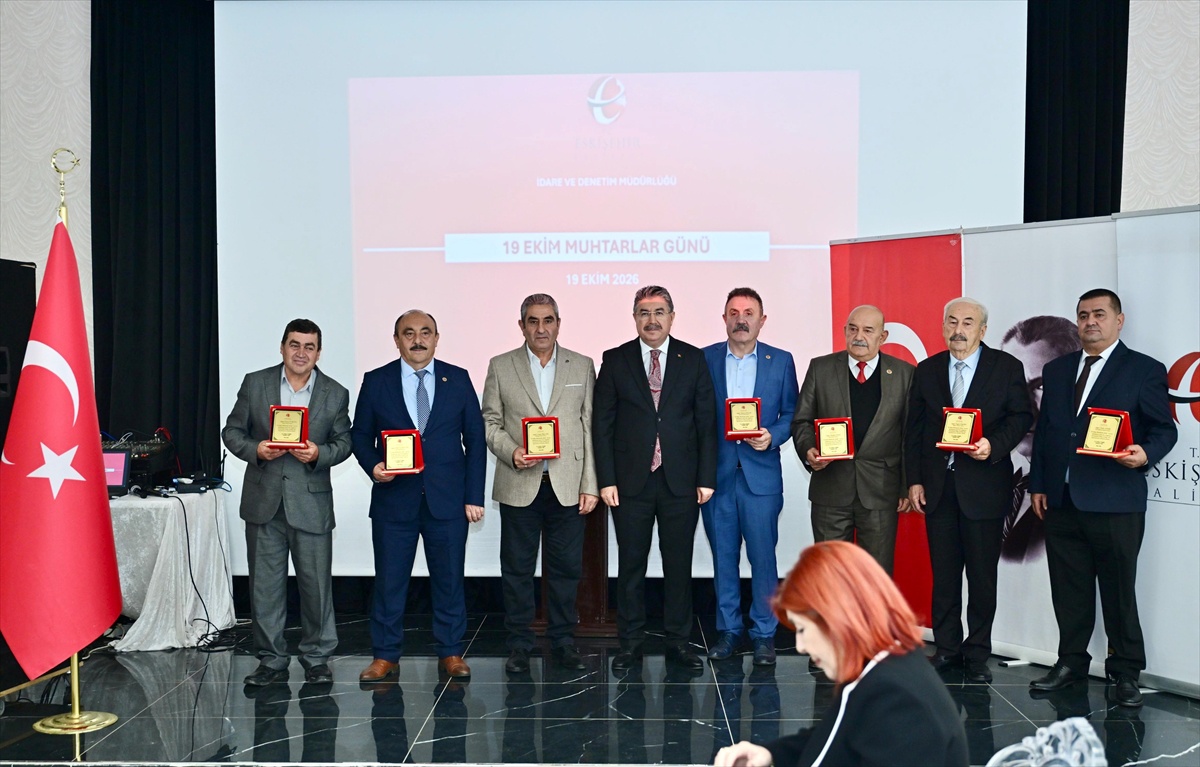 Eskişehir\'de Muhtarlar Günü\'nde 17 yıldır görev yapan 7 muhtara plaket verildi