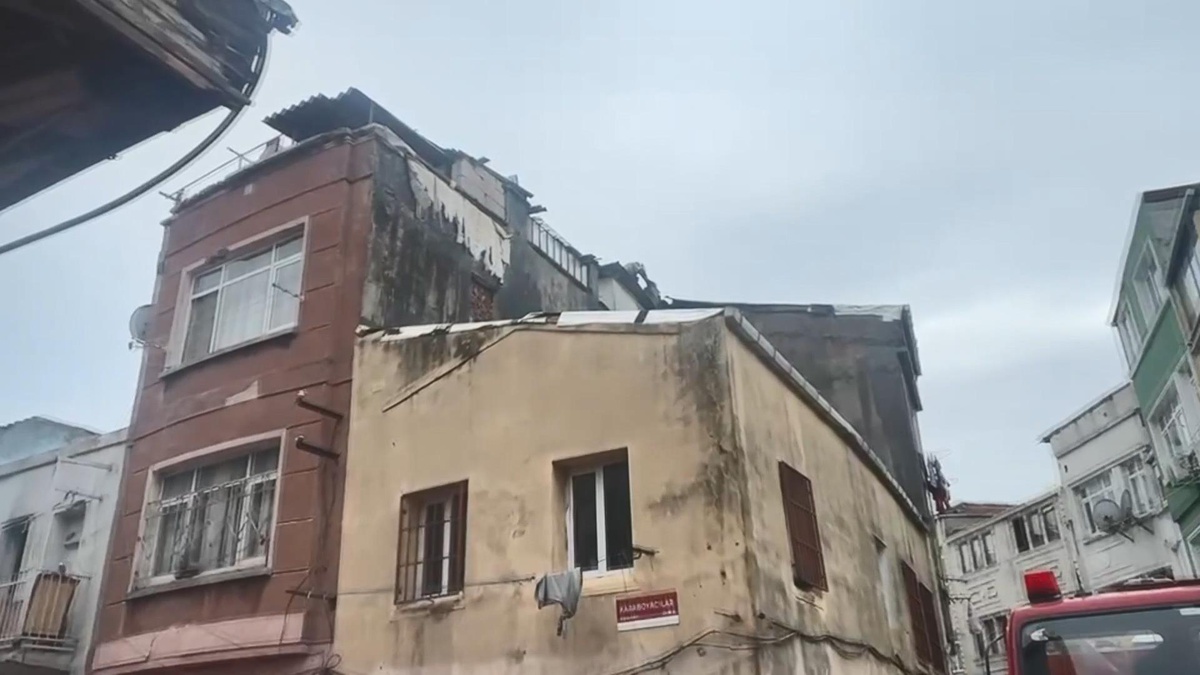 Fatih’te korkutan yangın! Alevler bitişikteki binanın çatısına sıçradı