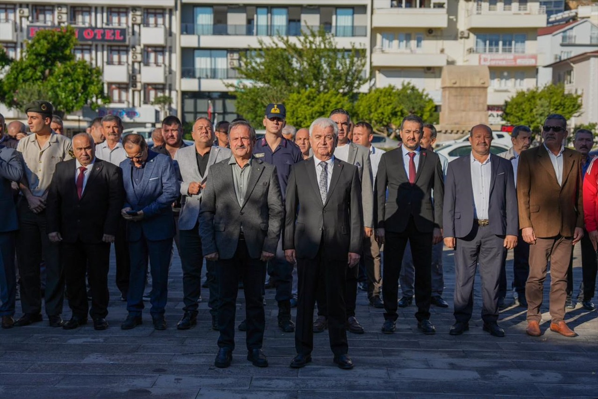 Finike\'de Muhtarlar Günü töreni Atatürk anıtına çelenk sunumuyla başladı