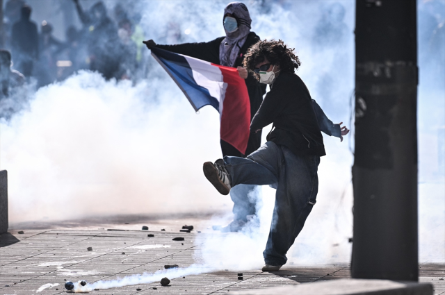 Fransa'da gözaltı sayısı 2 bini aştı, Macron'dan gösterilere yasak sinyali