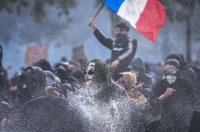 Fransa'da gözaltı sayısı 2 bini aştı, Macron'dan gösterilere yasak sinyali