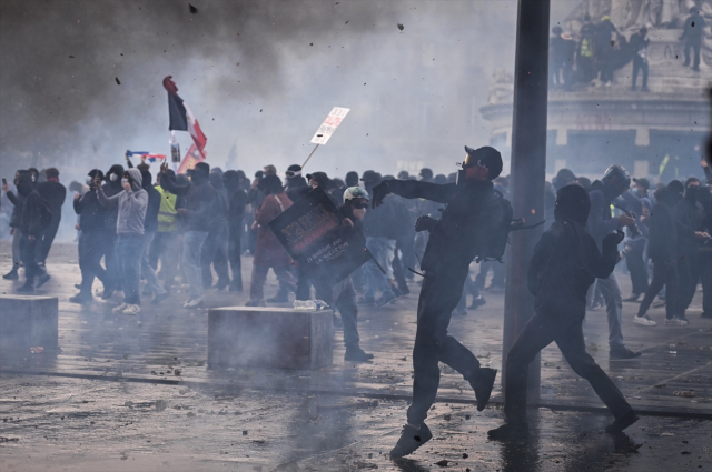 Fransa'da gözaltı sayısı 2 bini aştı, Macron'dan gösterilere yasak sinyali