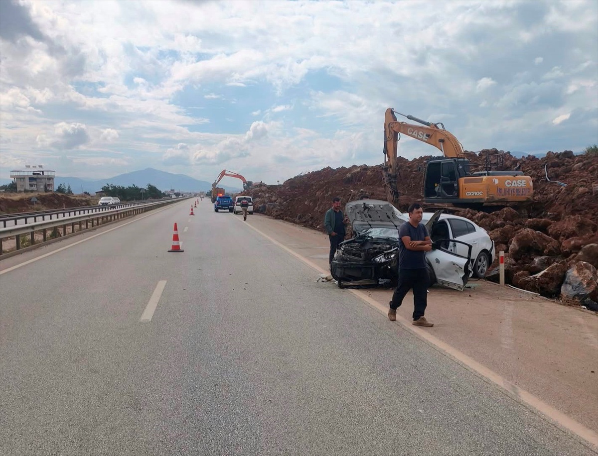 Gaziantep İslahiye\'de otomobil bariyere çarptı, yaralanan sürücü hastaneye kaldırıldı
