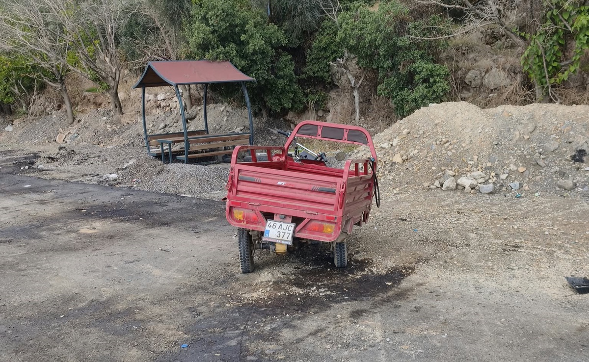 Gaziantep Nurdağı\'nda otomobil 3 tekerlekli motosikletle çarpıştı, baba-kız yaralandı