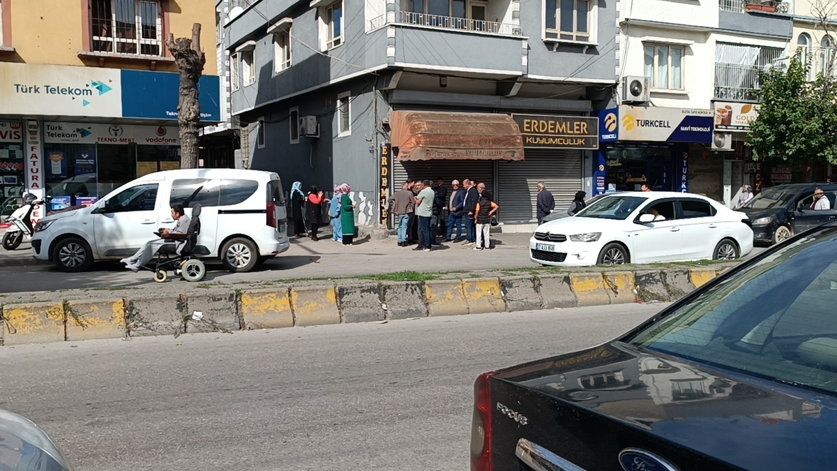 Gaziantep\'te kuyumcuya biber gazı sıkan 3 şüpheli 850 gram altınla kaçtı