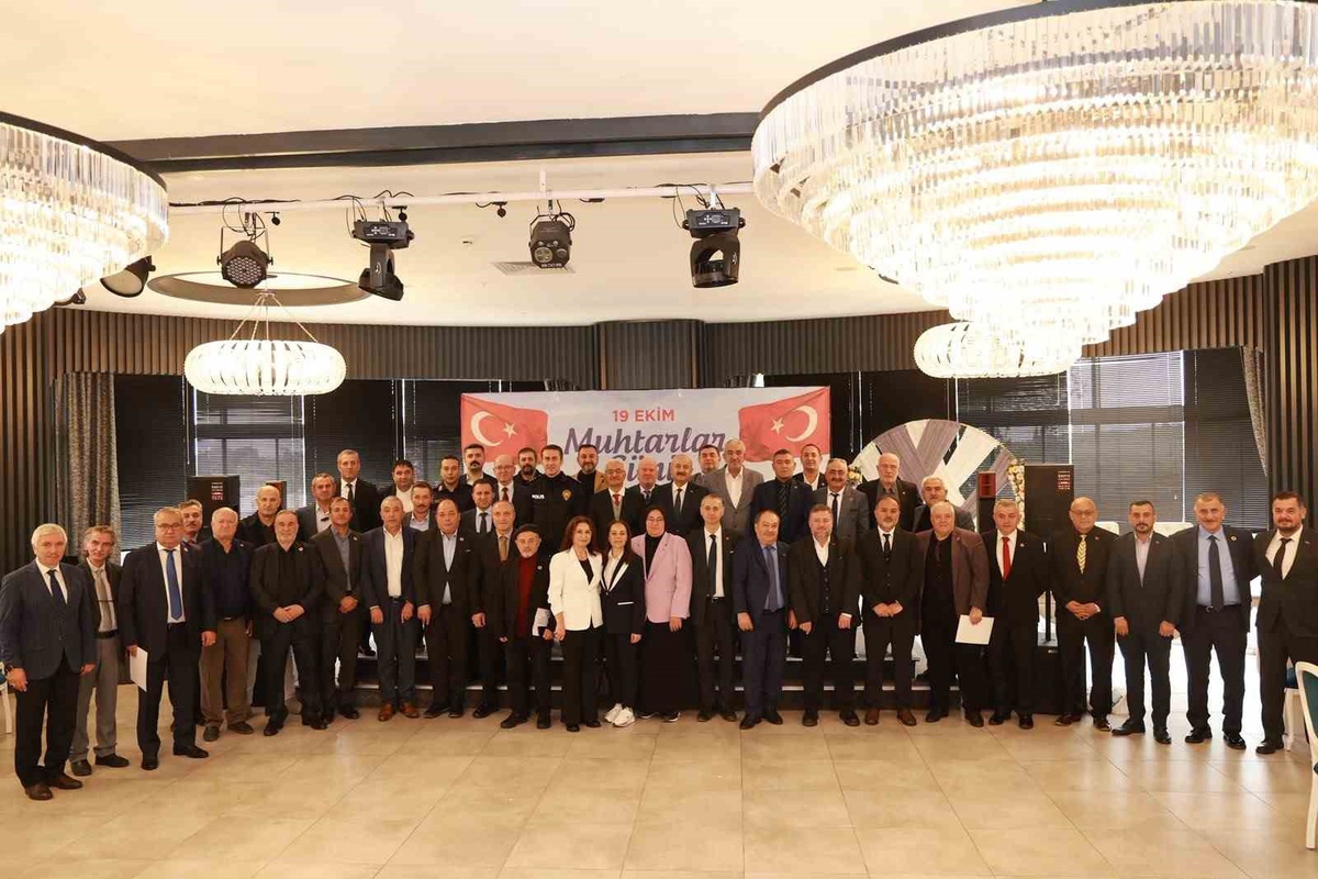 Gebze\'de mahalle muhtarları Muhtarlar Günü\'nde başkan ve kaymakamla buluştu