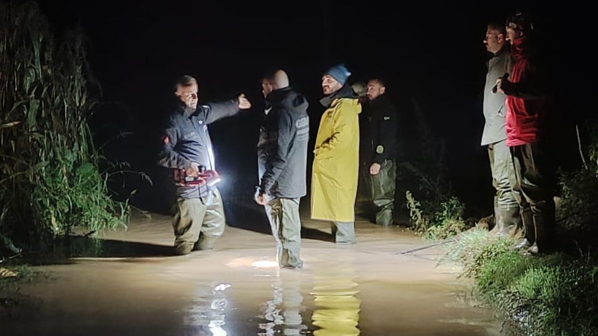 Gebze\'de sel sularına kapılan cipin sürücüsü kurtuldu, 2 kişinin cansız bedeni bulundu
