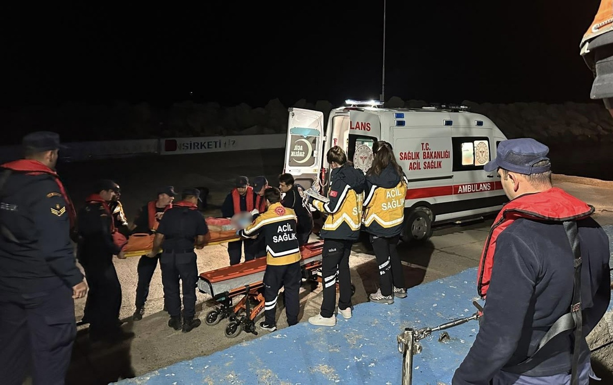 Sahil Güvenlik botu beyin kanaması şüphesiyle 77 yaşındaki hastayı Gökçeada\'dan aldı