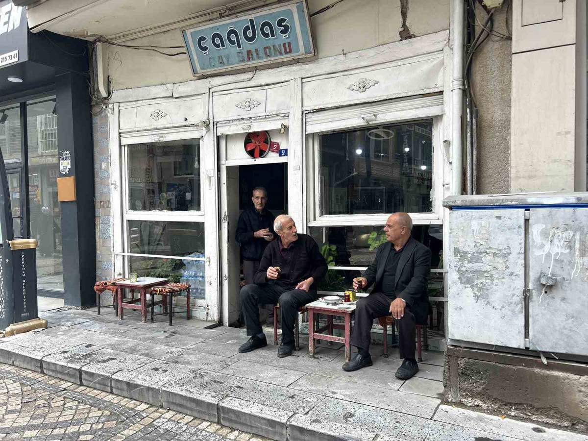 Halit Arar, Van\'da 1981\'den beri aynı kahvehanede çay demleyip eski günleri yaşatıyor