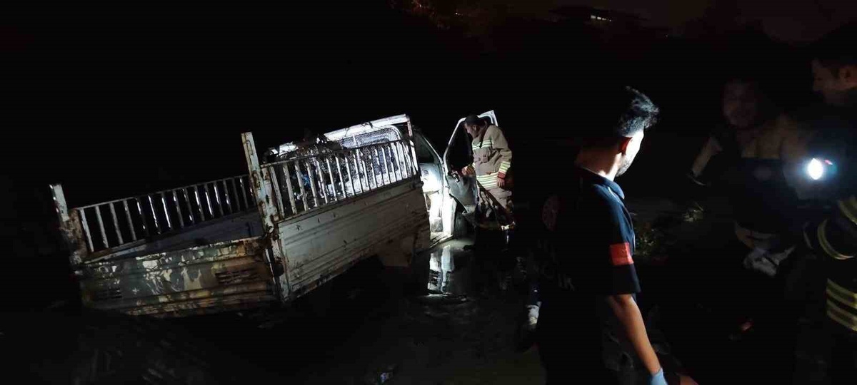 Hatay Defne\'de Asi Nehri\'ne düşen kamyonetteki 2 yaralı itfaiyece kurtarıldı