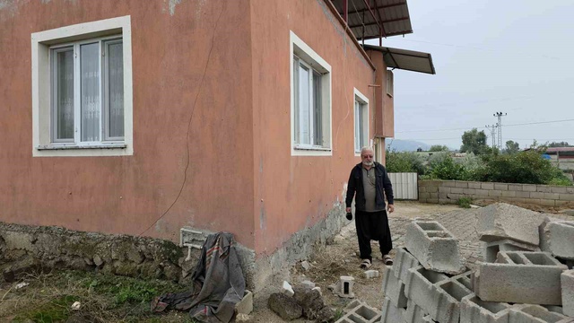 Depremden sonra gelen istila! Evleri ve bahçeleri sardı, ilaç da çare oluyor