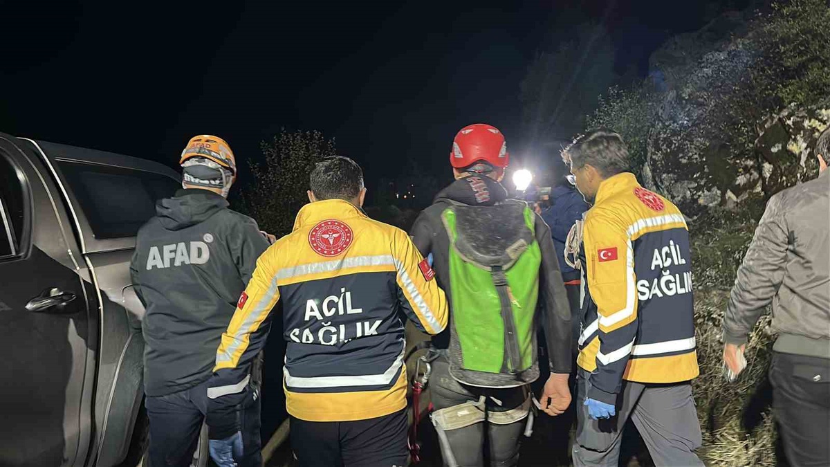 Isparta Yazılı Kanyon\'da mahsur İHH ekibinden 3 kişi kurtarıldı, 1 gönüllü öldü