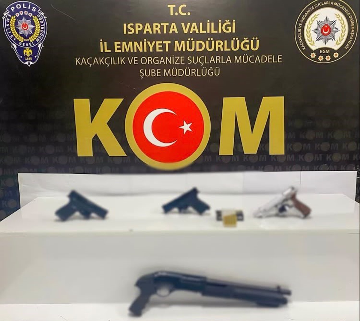 Isparta polisi son bir haftadaki operasyonlarda 3 bin 236 kaçak parfüm ele geçirdi