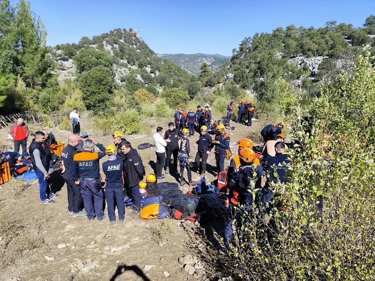 Isparta Sütçüler\'de mahsur 10 İHH gönüllüsüne helikopterli kurtarma yeniden başladı