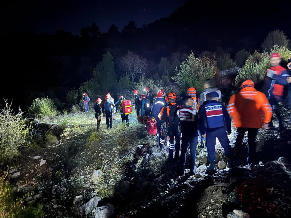 Sütçüler\'deki Yazılı Kanyon\'da mahsur kalan İHH ekibinden 3 kişiye ulaşıldı, 10 kişinin durumu iyi