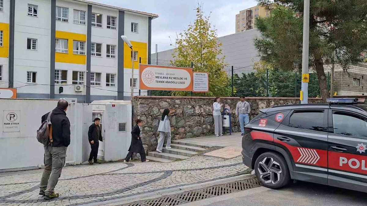 İstanbul polisi Ataşehir\'de okul çevresinde şüpheli araç ve kişileri denetledi