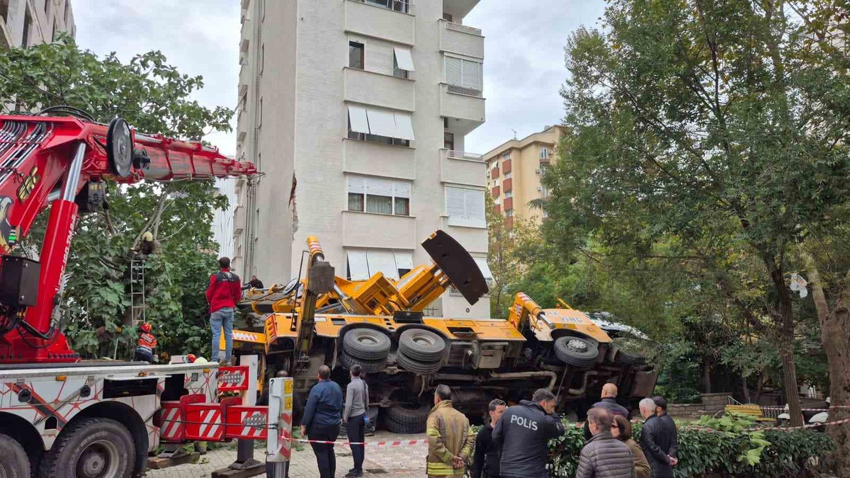Kadıköy\'de devrilen vinç 11 katlı binanın girişinde hasara yol açtı, cadde kapatıldı