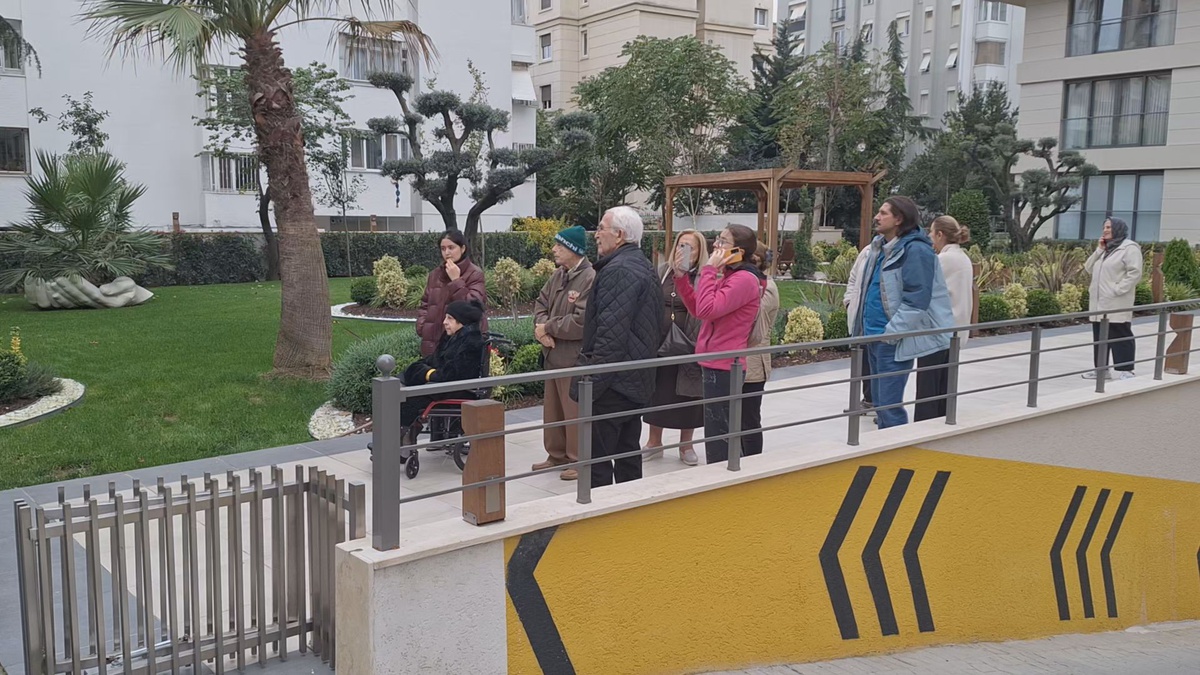 Erenköy\'de inşaatta kullanılan vinç devrildi, 11 katlı apartmana çarptı