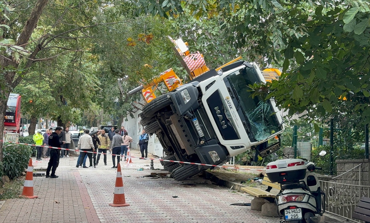 Kadıköy Göztepe\'de inşaat vinci yan yattı, 11 katlı bina ve 2 araç hasar gördü