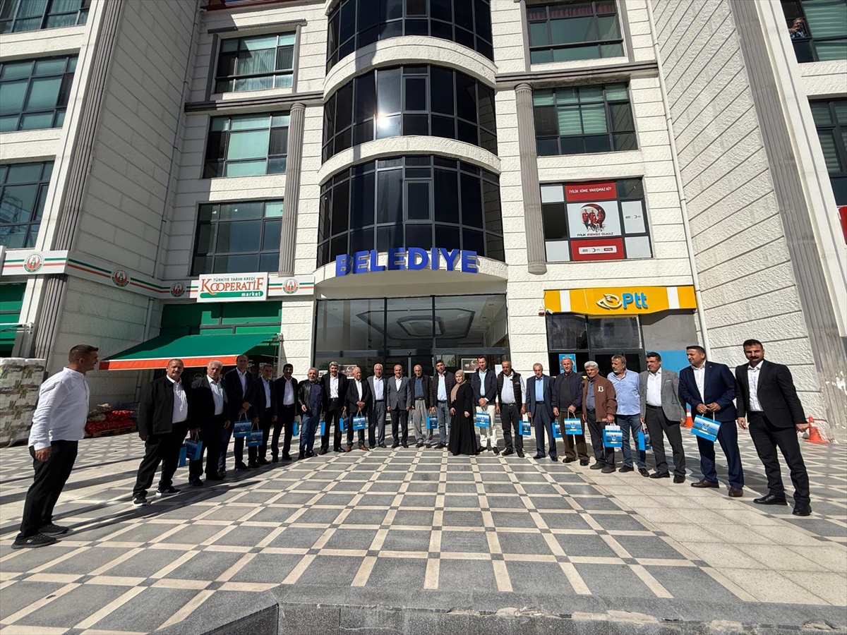 Malatya Kale\'de muhtarlar, Muhtarlar Günü\'nde Özbay\'dan plaket aldı