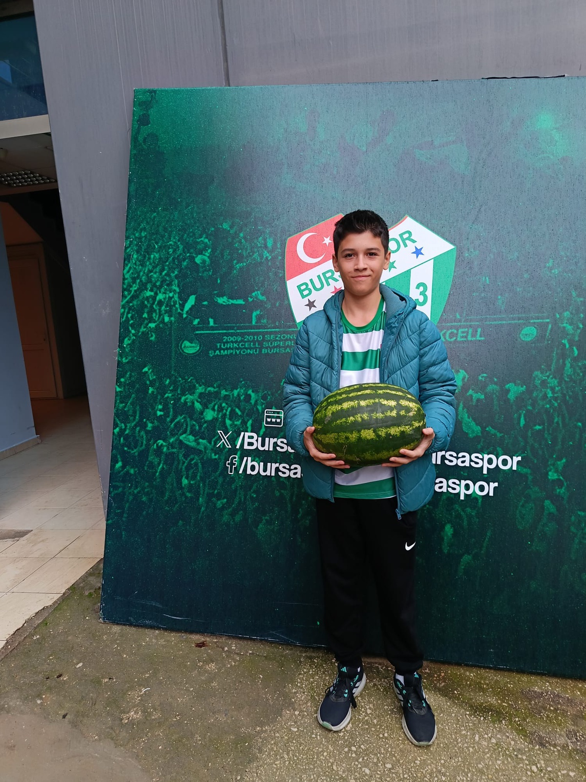 Karacabeyli taraftar, Iheanacho için 16 karpuzu Bursaspor tesislerine teslim etti