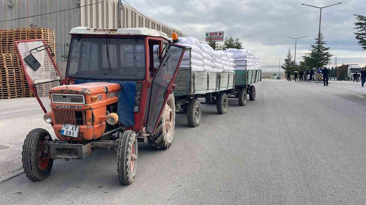 Karaman\'da panelvan, traktörün römorkuna arkadan çarpınca sürücüsü yaralandı