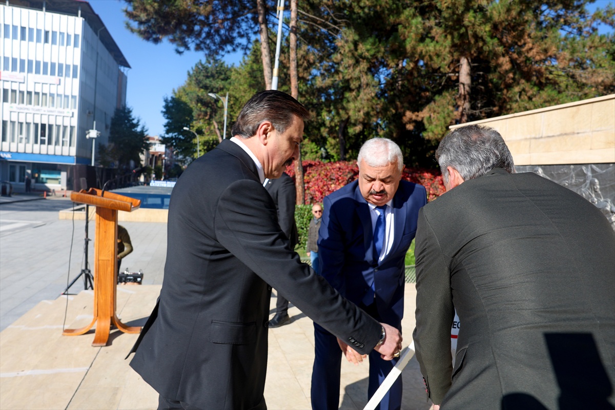 Kastamonu\'nun dört ilçesinde Muhtarlar Günü\'nde Atatürk Anıtı\'na çelenk sunuldu