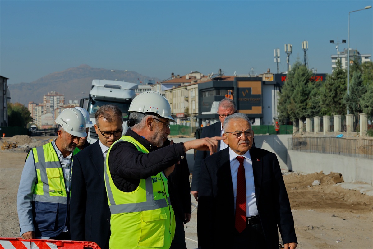 Kayseri Büyükşehir Belediye Başkanı Büyükkılıç, kavşak projesini yerinde inceledi