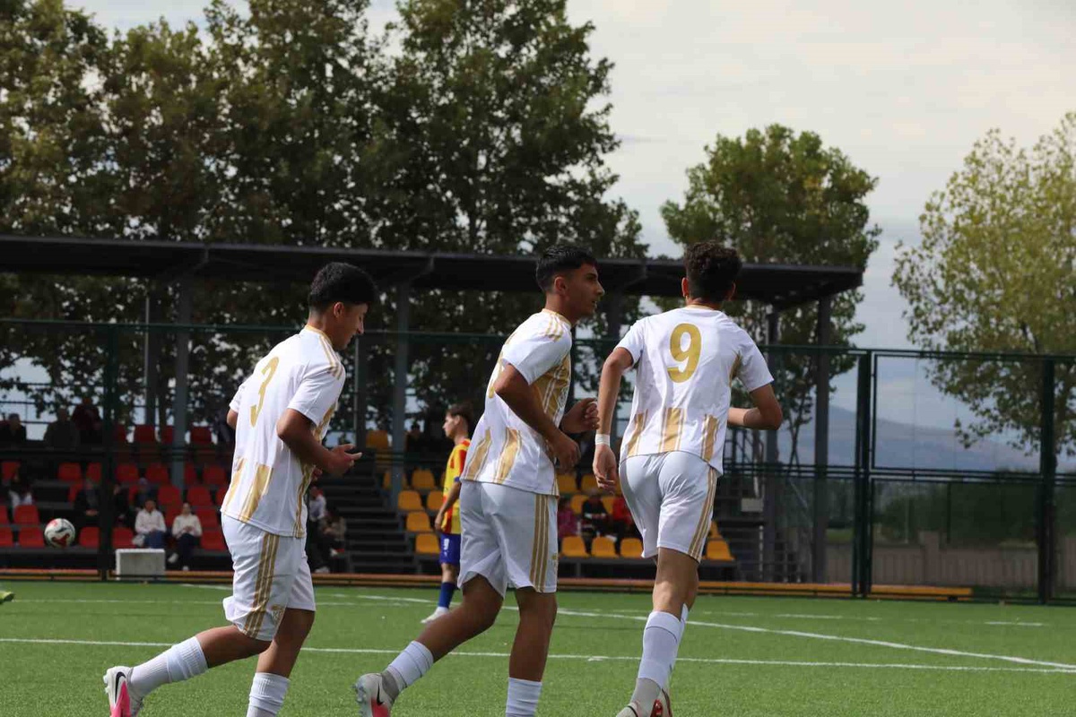 Kayserispor U16, Amatör Spor Vefa\'yı 19-0 yenip 3\'te 3 yaparak 2. sırada yer aldı