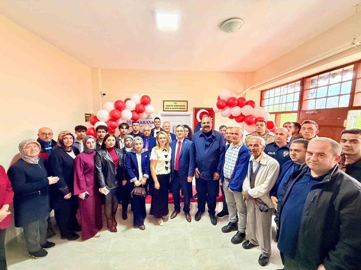 Kemaliye\'de Kaymakamlık tarafından yaptırılan Spor ve Aktivite Merkezi törenle açıldı