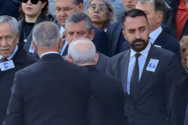 Kılıçdaroğlu ve Özel yine cenazede buluştu
